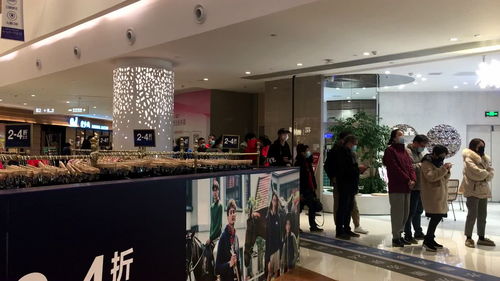 口罩成了大上海最受歡迎的商品,虹橋一家藥店門口排起了長隊